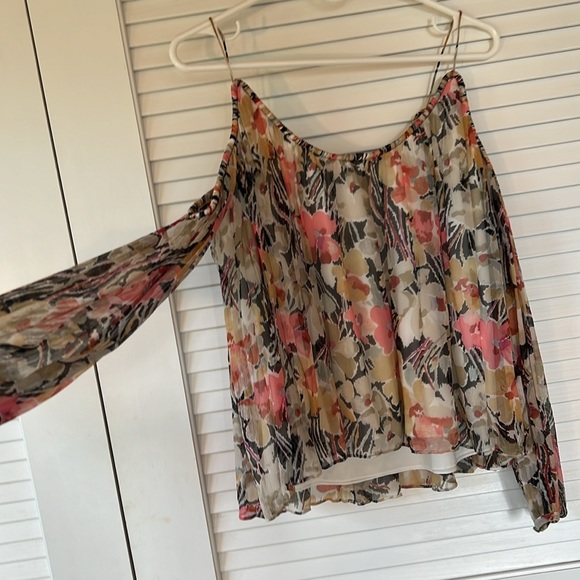 Elizabeth James πΈ Cold shoulder Silk top XS - Picture 5 of 6